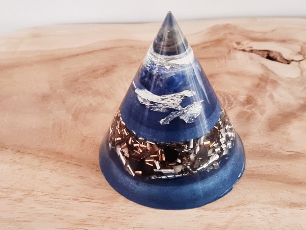 Orgonite cône bleu